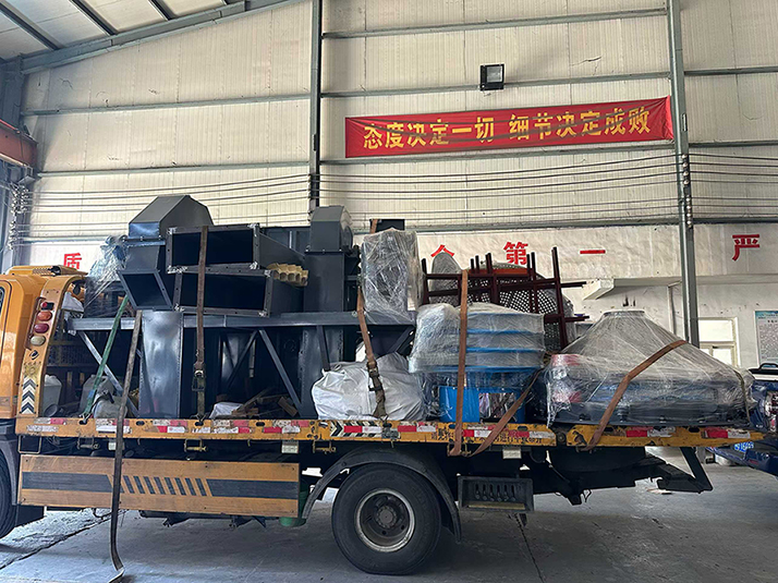 斗式提升機、振動料斗、旋振篩整車發貨